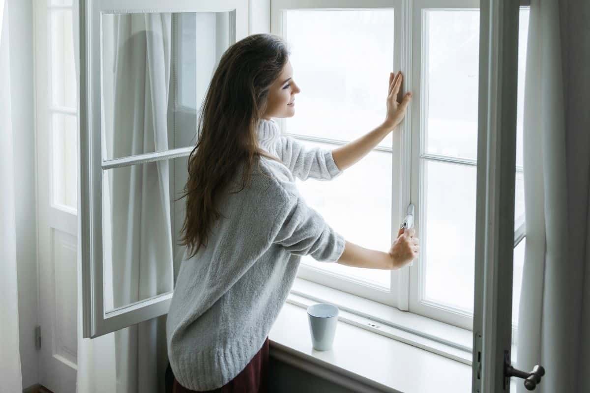 jak sprawdzić czy okna i drzwi są szczelne by mieszkanie było ciepłe zimą